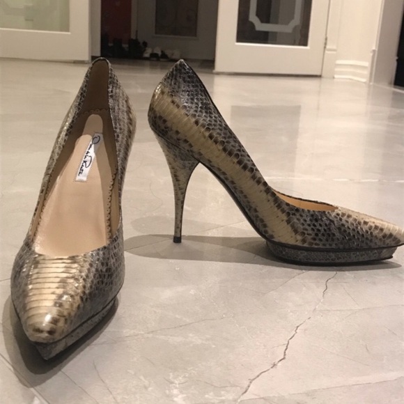Authentic Oscar de la Renta Snakeskin Pumps - Picture 3 of 10